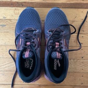 Brooks Adrenaline GTS 21 Size 8.5M Womens